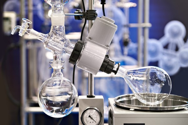 Rotaevaporador em funcionamento no laboratório.