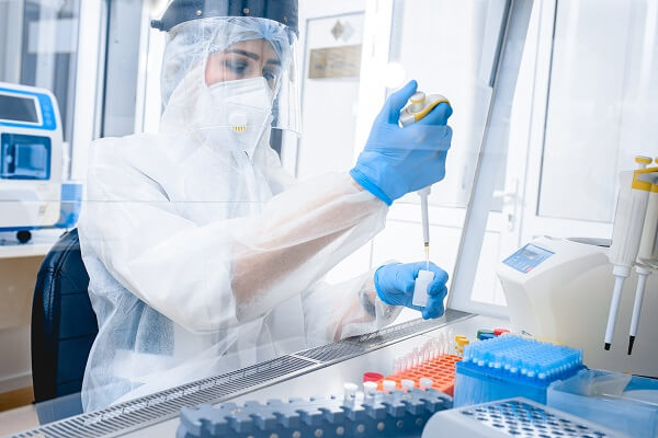 Profissional realizando pipetagem durante PCR em laboratório.