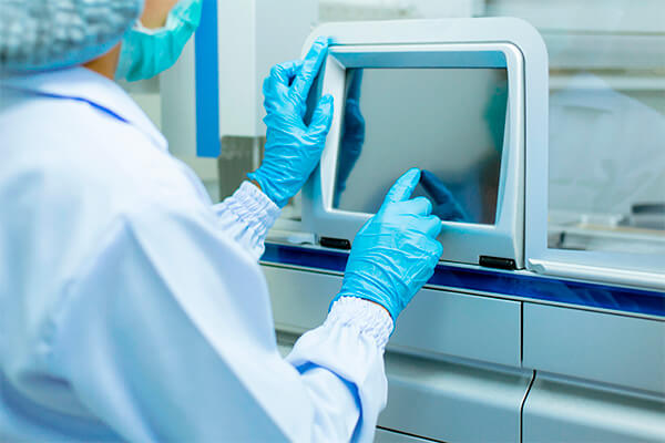 profissional de laboratório utilizando kits de extração de DNA e RNA da nova biotecnologia