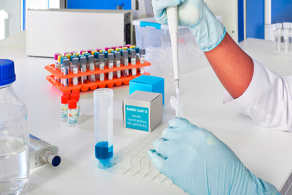 profissional de laboratório utilizando primers para diagnóstico de covid-19 da nova biotecnologia